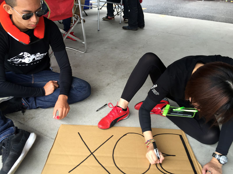 在資源有限下,選手以後紙板製作簡易PIT board。
