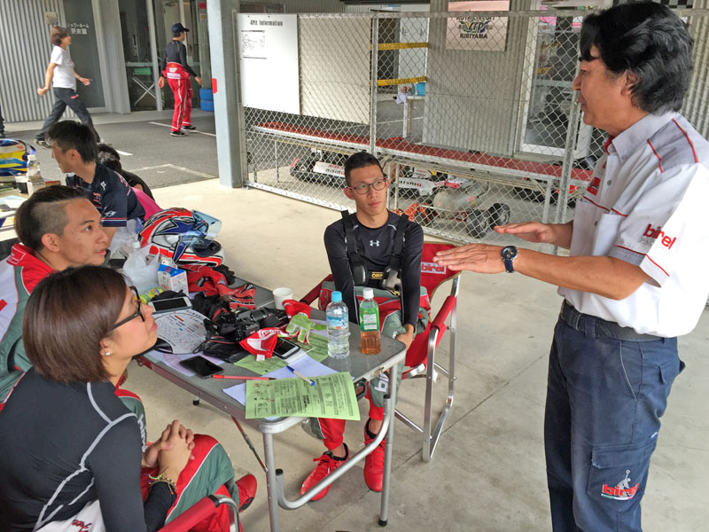 長期關注台灣卡丁車運動的Birel Pacific 佐佐木社長(右)也在現場給予後勤幫助與指導。