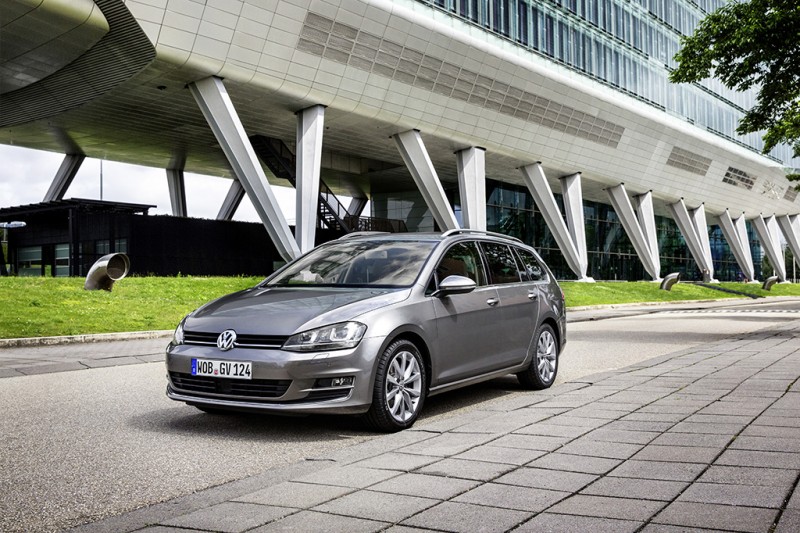 2017全新年式Golf Variant新增方向盤換檔撥片、真皮跑車座椅、Customer-Link 車輛監控系統等配備,享72萬元36期優惠專案。