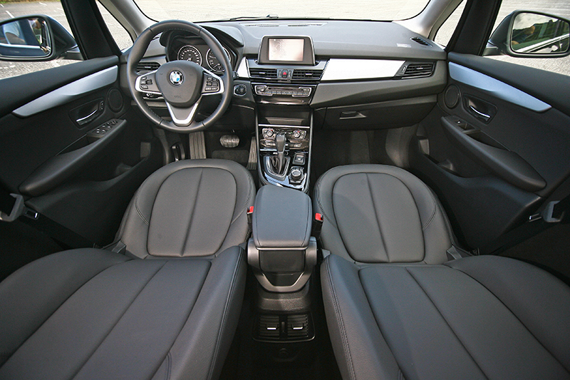 M款多功能真皮方向盤為BMW 218i Active Tourer都會版特別升級的配備。