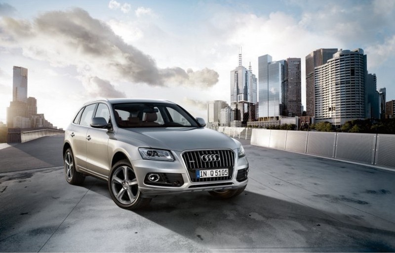 即日起入主Audi Q5 40 TFSI quattro,立刻享有價值40萬元的Audi Q5車系原廠專屬越野套件免費升級專案,套件內容包括前後保險桿、水箱護罩側裙、輪拱、車門護板,並針對底盤部份提供不銹鋼車底護板、20吋10幅設計鋁合金輪圈,為喜愛Audi Q5車系的準車主們,打造出饒富個性化、科技感與運動奢華為訴求的豪華休旅車座駕。
