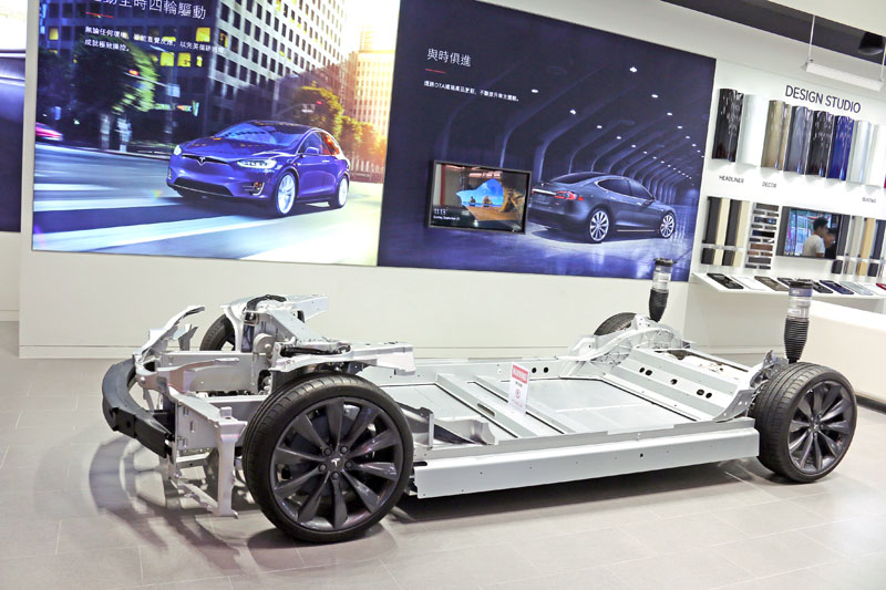 Model S所配置的馬達與電池,所需要的機謝空間並不大。