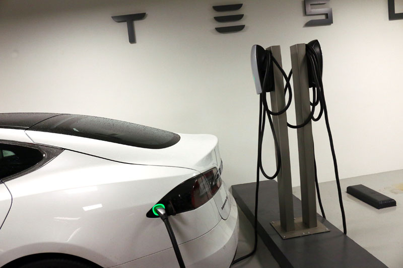所有購買Tesla的朋友都不用太擔心充電問題,源廠也會替車主在指定位置裝設充電座。
