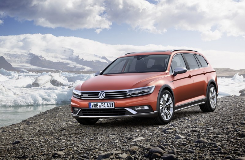 Passat Alltrack車頭看起來與Variant差異並不大,後視鏡、水箱罩銘牌以及保桿下護板都是專屬造型