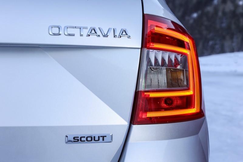 SKODA經典C字型尾燈改以導光條形式呈現,辨識度更佳