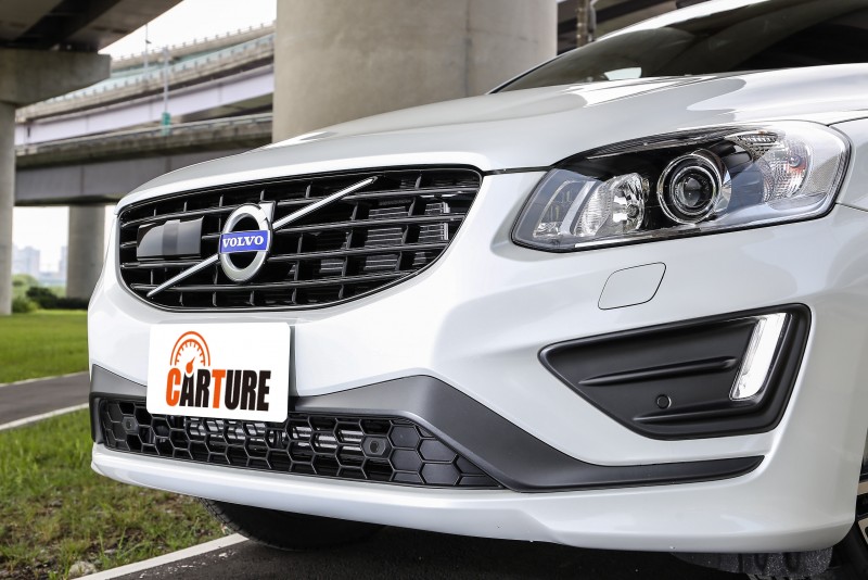 車頭雖然沒有Polestar套件加持,但原有R-Design套件就已賦予了十分出色的運動個性。