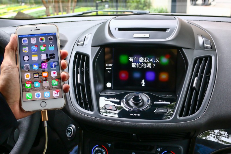 駕駛者可透過語音指令、方向盤控制鍵控制車內多項通訊娛樂功能。