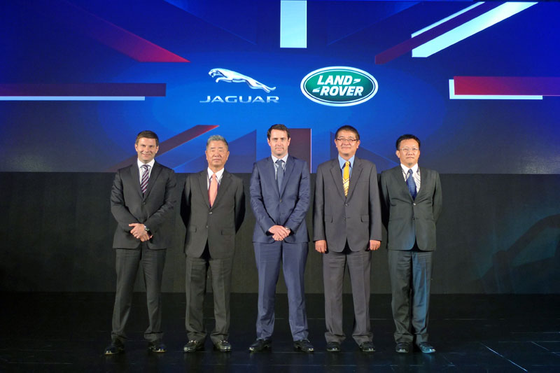 為全力支援台灣市場,Jaguar Land Rover 海外事業部總裁 Dmitry Kolchanov(中)與、APIO亞太市場總裁Robin Colgan(左一)皆來台參與九和汽車新策略發表會。