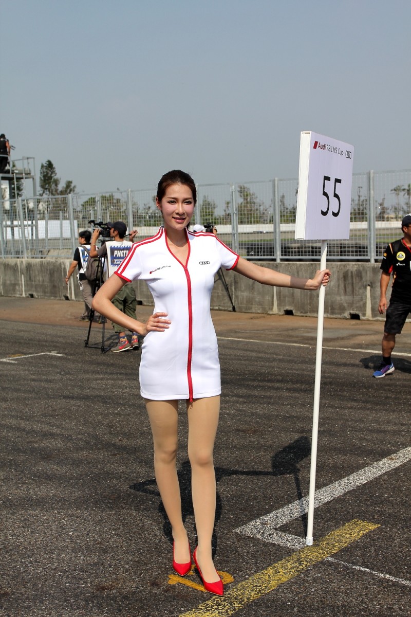 依照傳統,每一輛車都有專屬的賽車女郎
