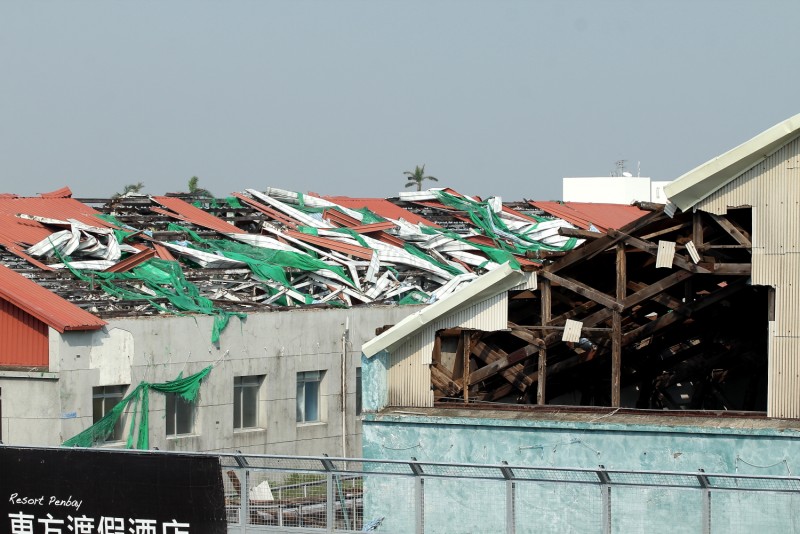 主看台對面的舊營區建築受颱風影響損壞程度相當嚴重