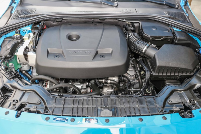 結合渦輪與機械增壓的2.0升汽油引擎,367hp/479kgm的動力,以過去在此賽道上的試駕經驗值而論,這數據絕對不足掛齒,但綿密且即時的動力輸出,卻讓人印象深刻。