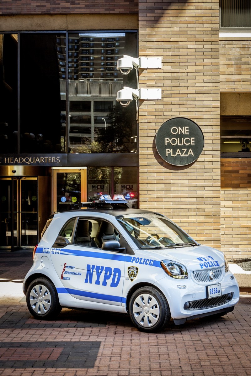 停在NYPD總局門口的SMART Forcops真是帥