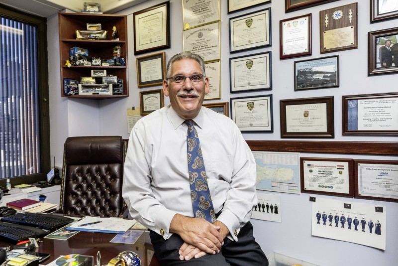 SSB副局長Robert S. Martinez,單位跟職稱感覺就像007電影中的軍需官Q