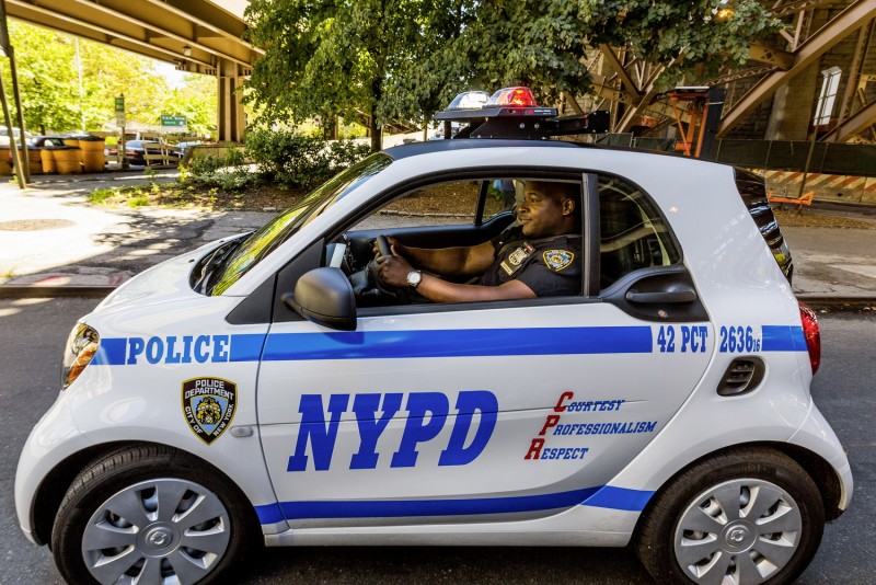 人高馬大的美國警察坐進 Fortwo車裡好像也不擁擠