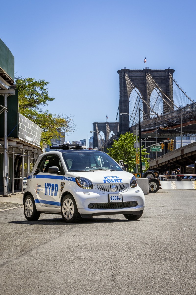 刊頭與上圖背景中出現的是連接Long island city與Manhattan 61街的Queens Boro bridge
