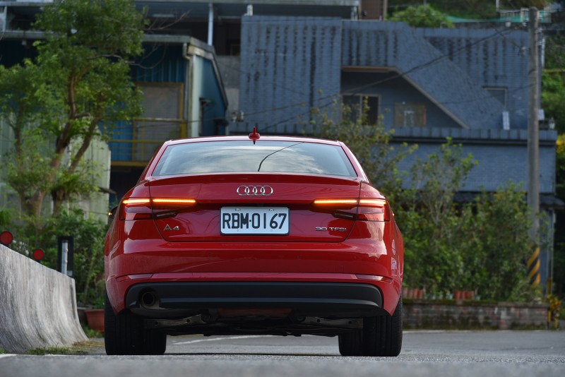 Audi A4 30 TFSI的流動式方向燈擁有極佳辨識度