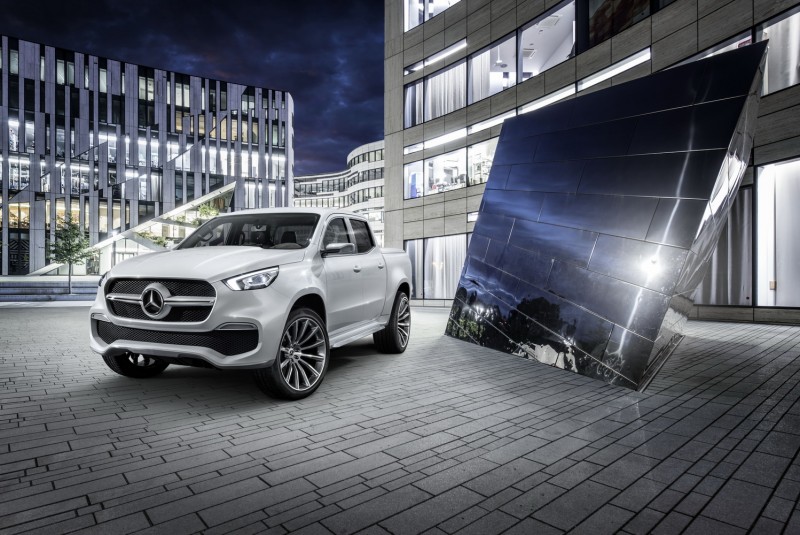 時尚探險型X-Class全車採用白色珍珠漆,車頭廠徽以單肋飛翼造型呈現,鏤空保桿下氣壩兩側還有霧燈