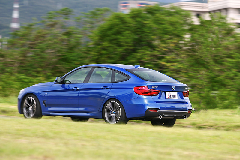 BMW 340i Gran Turismo M Sport標配M款懸吊,但受限於較高的車身,彎中側傾難免為3 Series家族中最明顯的一款。