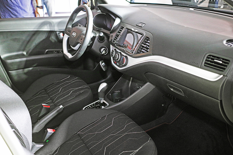 小改款Morning不僅標配ABS、BAS、ESC、VSM、HAC與TPMS,頂規車型「驚艷版」更標配超越同級車的七具防護氣囊。
