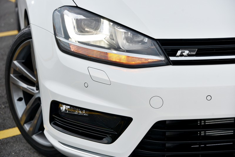 車頭保桿造型以及水箱罩上的鍍鉻飾條讓Golf 280 TSI R-Line與Golf R看來十分相似