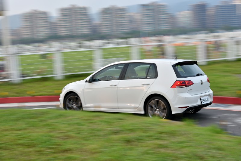 獨立多連桿後軸搭配R-Line運動化懸吊,Golf 280 TSI R-Line動力與操控均衡的剛剛好