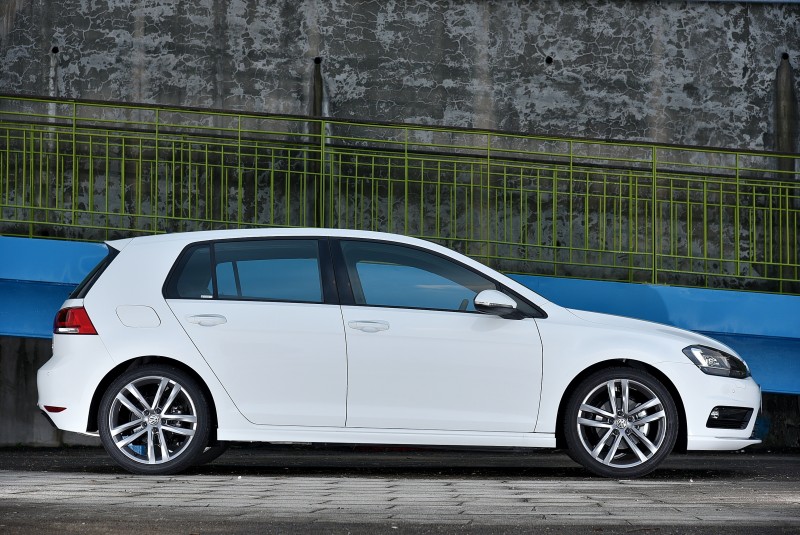 車高降的恰如其分,搭配 R-Line套件後的運動感已超越GTI