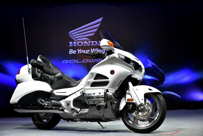 Goldwing搭載獨特的六缸1.8升水平對臥引擎,採用軸傳動,可輸出116hp / 17.0kgm動力