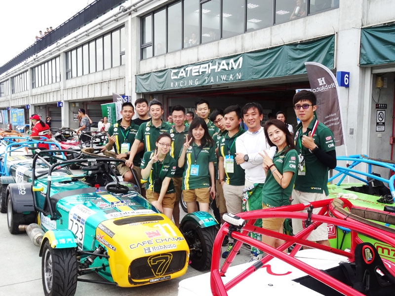 2015年正式開跑的Caterham R300統一規格賽整體運作已具國際水準,幕後團隊的努力功不可沒,其中卡特漢姆公司董事長羅達仁先生〈白衣者〉是最重要的推手,對於賽車的熱愛與投入十分值得台灣其他車商高層借鏡。