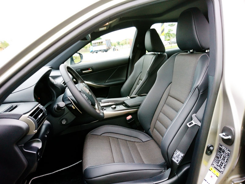 F SPORT車型跑車化座椅。