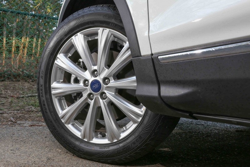 Kuga EcoBoost 245旗艦型配置18吋胎圈規格。