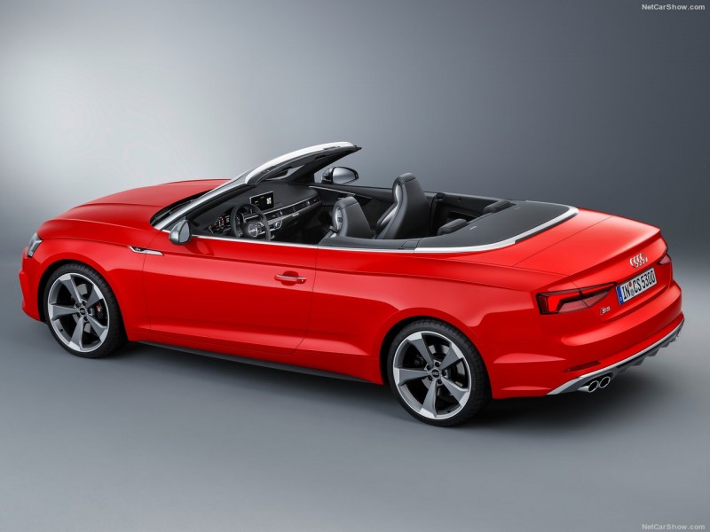 Audi A5/S5 Cabriolet的A柱都經過強化設計,並在後座頭枕後方搭載隱藏式自動彈出防滾架保障乘客安全