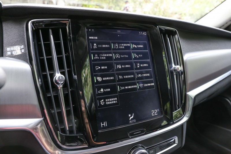 包含第二代 Pilot Assist 半自動駕駛輔助系統在內的主被動安全規格,同樣是S90傲視車壇的關鍵,且全數列為標準配備,相較於對手的選配思維,再顯S90市場優勢。