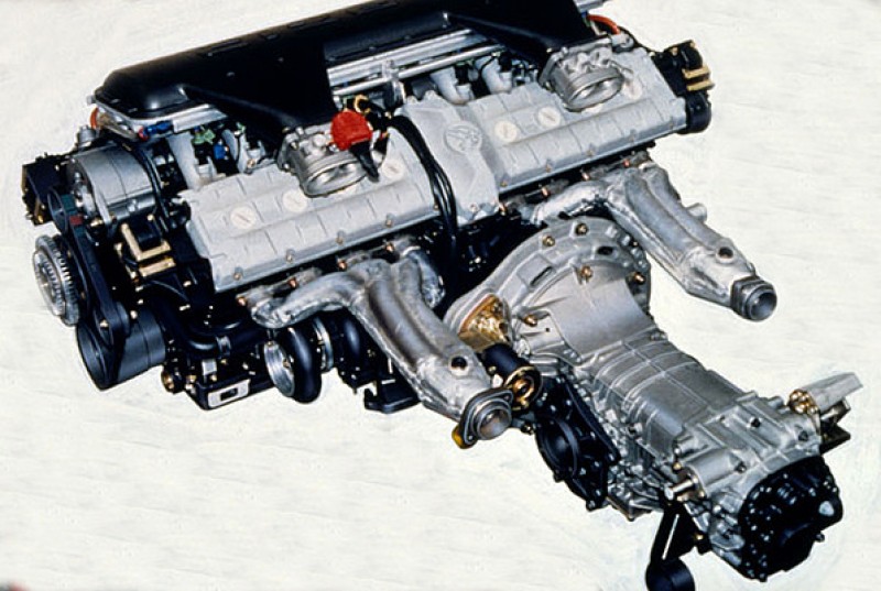 Cizeta V16T採用兩具Lamborghini V8引擎(曲軸凸輪軸都不共用)與變速箱成T字型結構,是相當罕見的設計