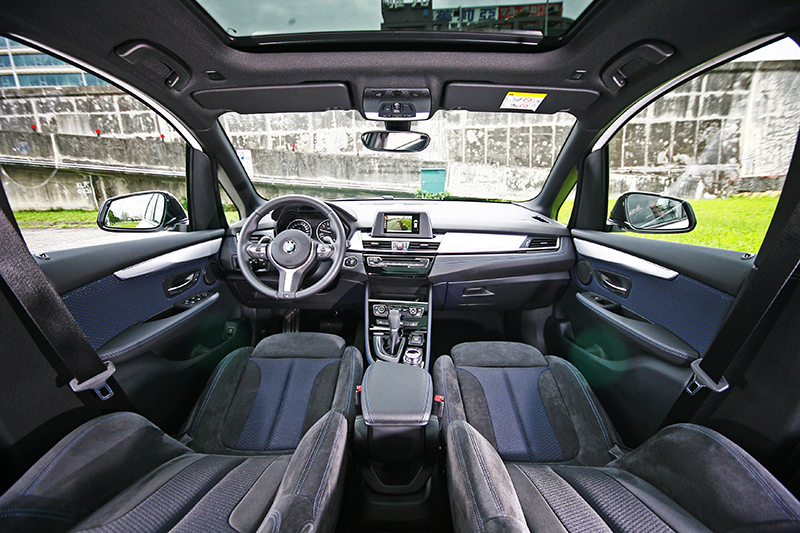 比起1 Series,2 Series Active Tourer的空間以及視野就是開闊明亮許多,同時內裝質感也明顯好上一級。