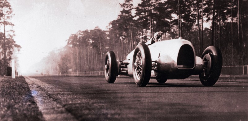 1930年代Audi Union Silver Arrow堪稱四環品牌的經典傳奇車款之一,不僅豎立了全球賽道的基準,也成為日後賽車用車共通的設計邏輯;而後在1980年代的Audi quattro車款,則以四環品牌獨門的恆時四輪傳動系統在WRC拉力賽中所向披靡