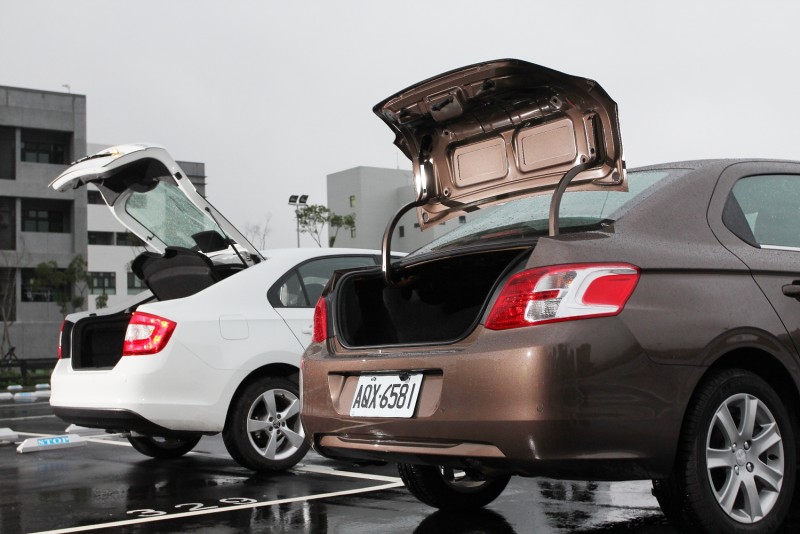 同為小型房車,尾門開啟方式完全不同