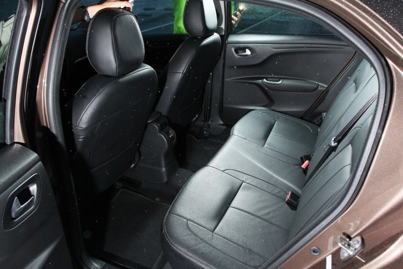 Peugeot 301全車採用黑色皮椅
