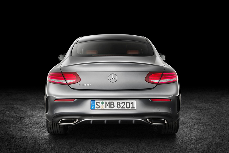 車尾部分比較容易分辨些,同樣上為E-Class Coupe下為C-Class Coupe。