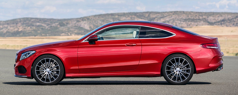 車側的辨識重點除車長外來自C柱小三角窗的有無,上為E-Class Coupe,小三角窗輪廓清晰可見。