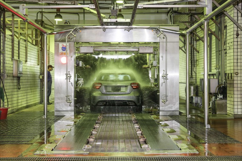 第四站為洗車作業。
