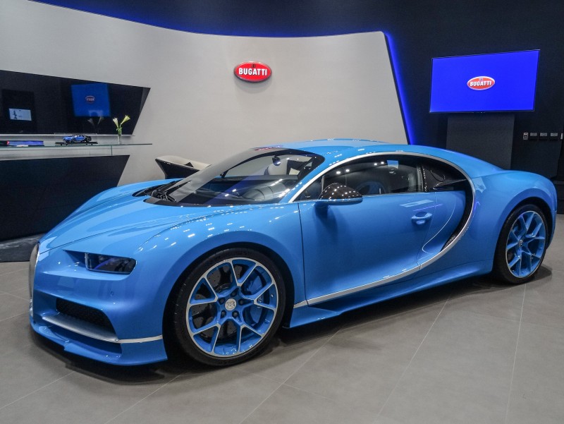 Bugatti Taipei室內面積約80平方公尺,以最經典藍色為主題,透過呈現速度感的設計線條貫穿,搭配不同層次的幾何平面,勾勒出專屬於Bugatti的科技細節。