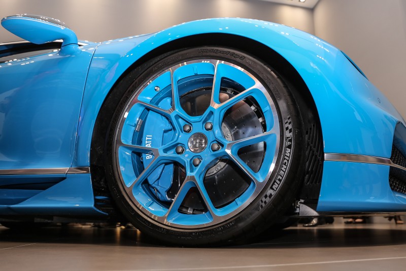 Chiron搭載由Michelin客製化生產的專屬輪胎,尺碼為前285/30R20、後355/25R21。