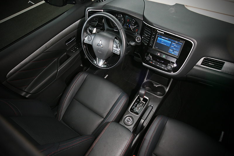 透過 NVH 卓越隔音減震工程,NEW OUTLANDER 得以進一步提升車艙隔音效果。