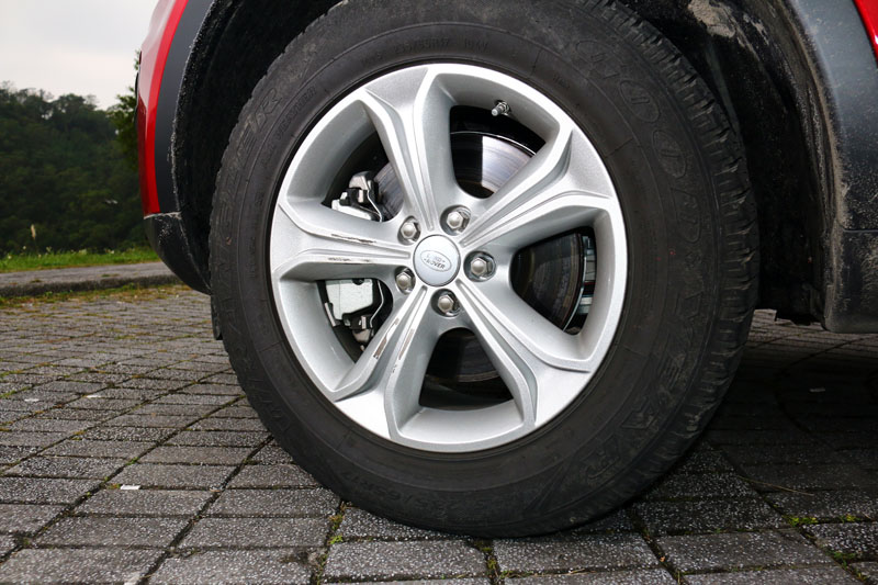 入門的Discovery Sport 2.0 Si4 換裝16吋胎圈組。