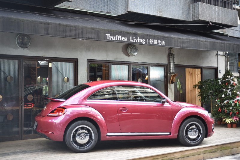 #PinkBeetle的粉色魅力僅採限量展售,台灣福斯汽車敬邀車迷朋友們,於12月23日至12月26日於2017年台北新車大展,親臨見證Volkswagen演繹自我粉色!