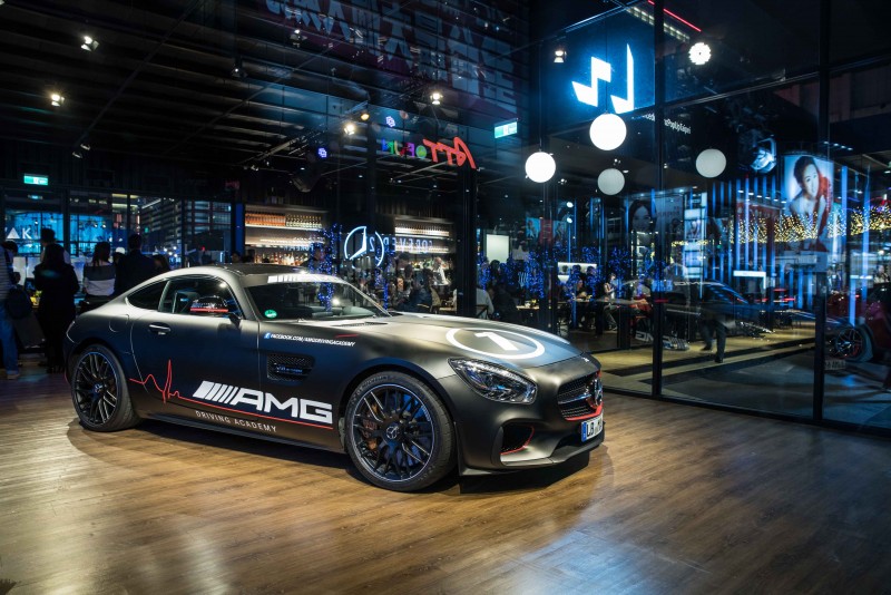 空間內陳列著德國空運來台的 Mercedes-AMG GTS Race Taxi,將賽道感受腎上腺素破表的刺激快感帶到時尚的信義計畫區。