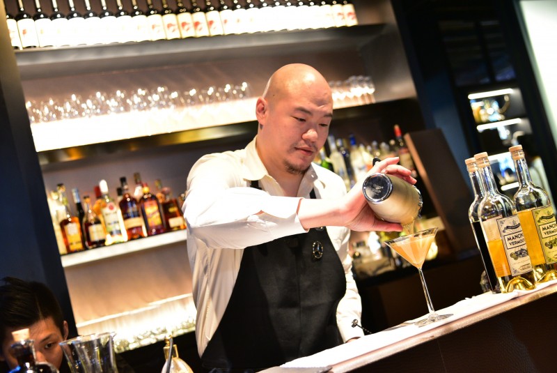 邀請到三次世界調酒冠軍王偉勳(Aki Wang)為 Mercedes-Benz 概念館精心調配三款調酒。