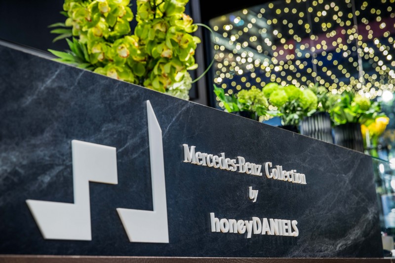花藝部分邀請 honeyDANIELS 時尚花藝總監陳譓如 (Violette Chen) 與 Mercedes-Benz Collection 精品結合呈現視覺與嗅覺的藝術空間。