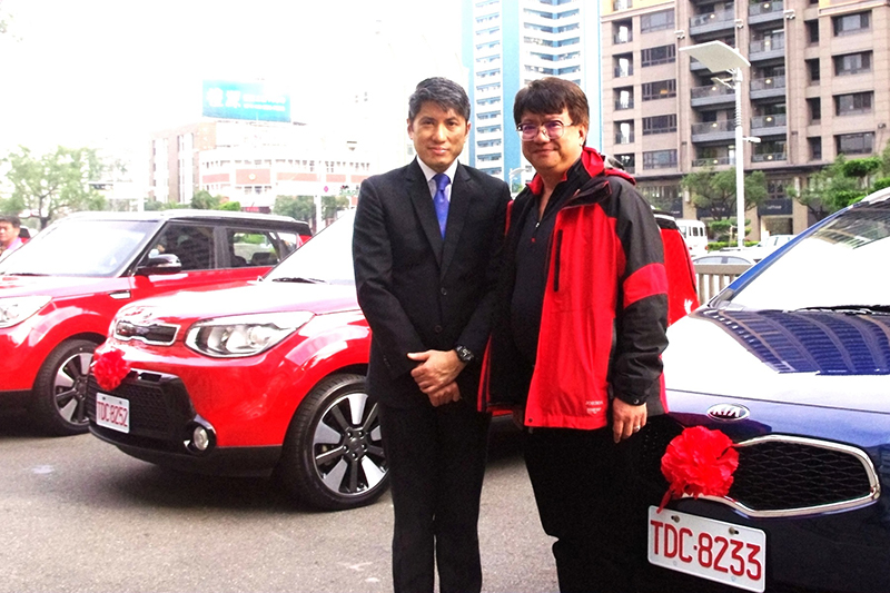 森那美起亞總裁史貴能先生(左)與皇冠大車隊總經理吳俊德先生(右)一同見證台灣計程車產業升級的里程碑。