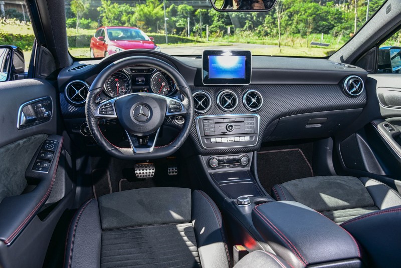 Mazda3旗艦型的MZD Connect人機智慧資訊整合系統與A180 AMG Line的Audio 20單片CD音響,皆在7吋彩色螢幕的平台上導入影音、車輛操控等介面。